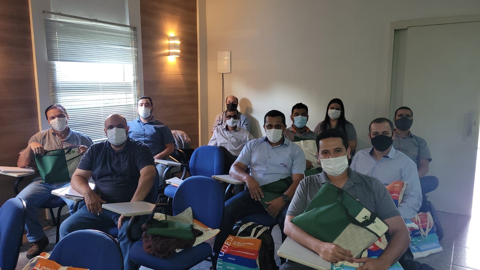 Membros do GT Carvão Vegetal Sustentável sentados no auditório da Saint-Gobain PAM Bioenergia para o seminário do primeiro dia de evento.