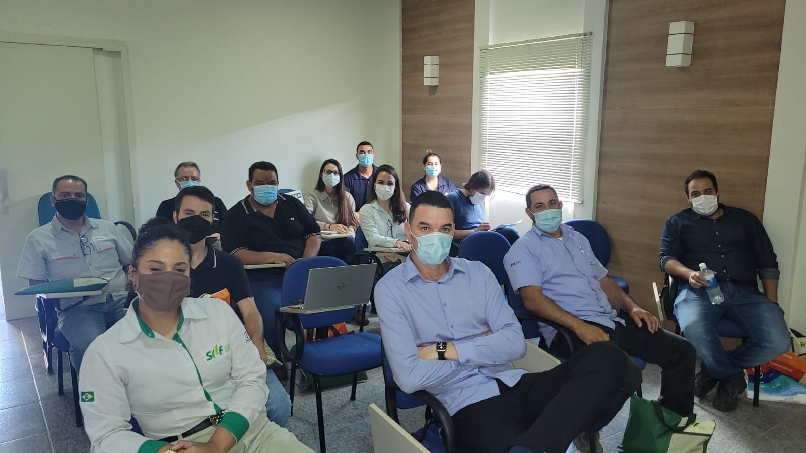 Membros do GT Carvão Vegetal Sustentável sentados no auditório da Saint-Gobain PAM Bioenergia durante o seminário do primeiro dia de evento.